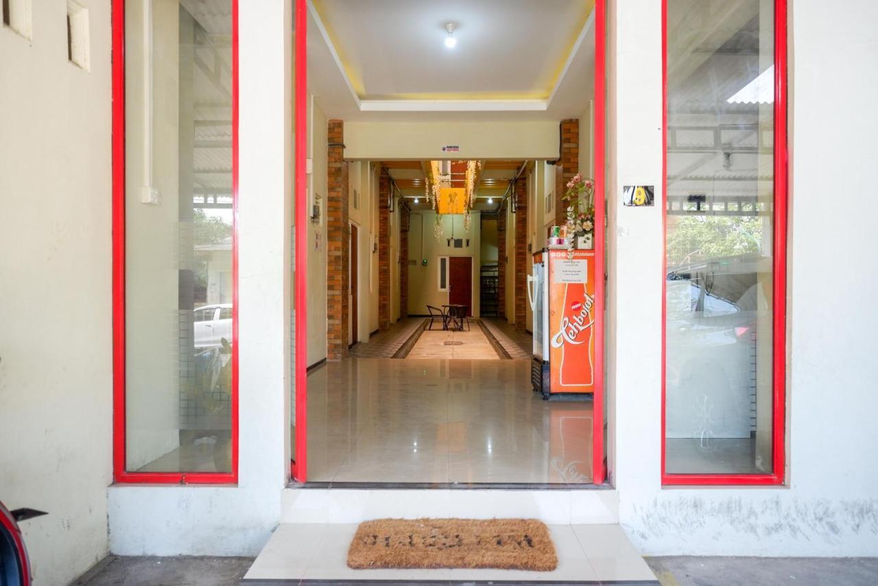 Hotel Reddoorz Near Bandara Ahmad Yani Semarang Exterior foto