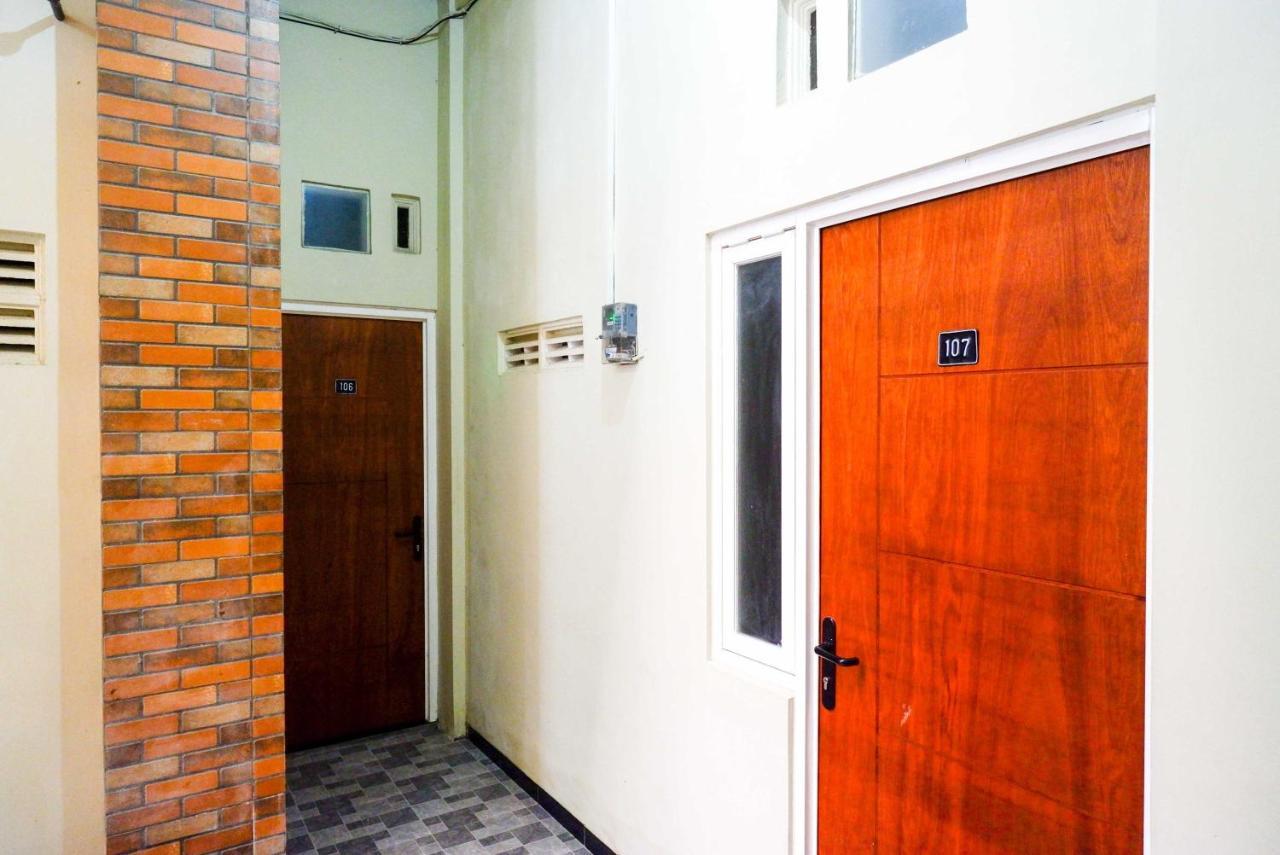 Hotel Reddoorz Near Bandara Ahmad Yani Semarang Exterior foto