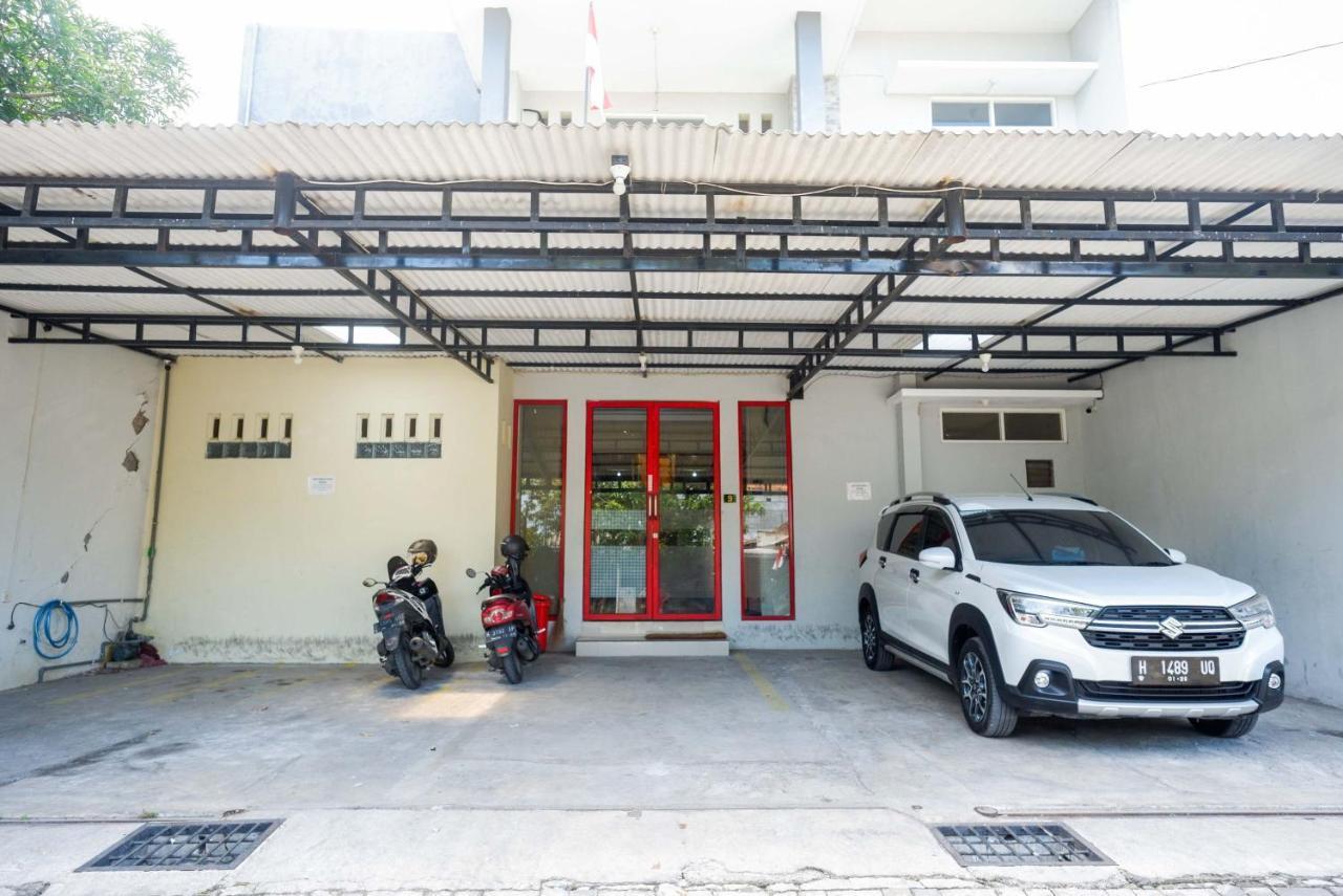 Hotel Reddoorz Near Bandara Ahmad Yani Semarang Exterior foto